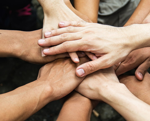 Des mains se joignent pour symboliser la solidarité