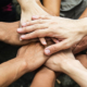 Des mains se joignent pour symboliser la solidarité