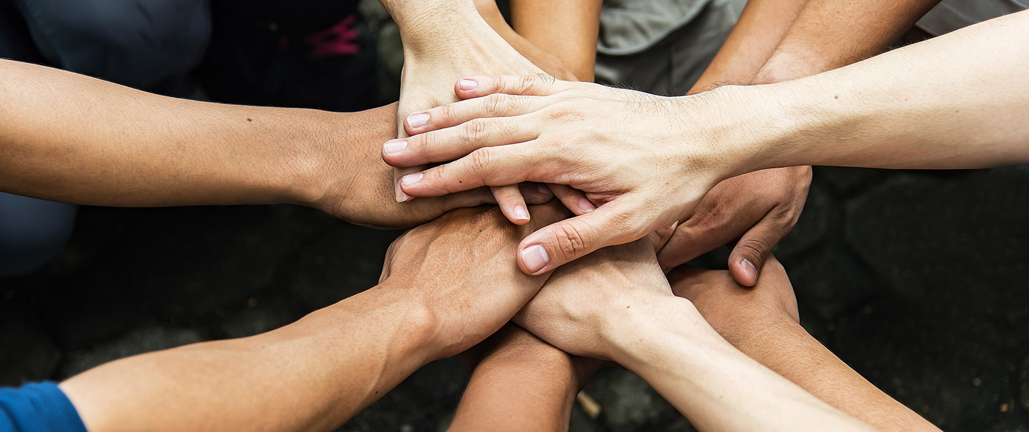 Des mains se joignent pour symboliser la solidarité